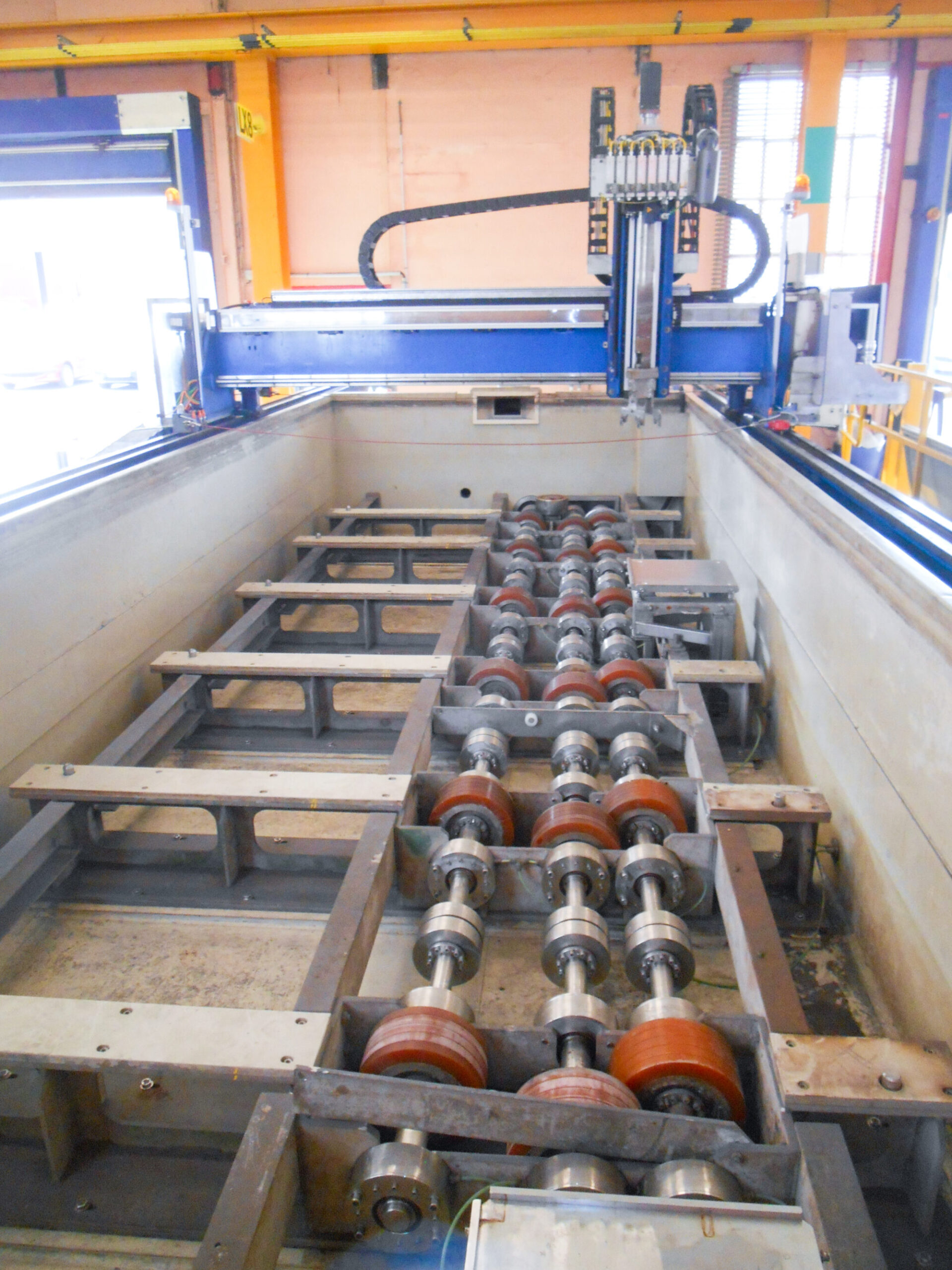 Immersion tank configuration with turners for bars inspections