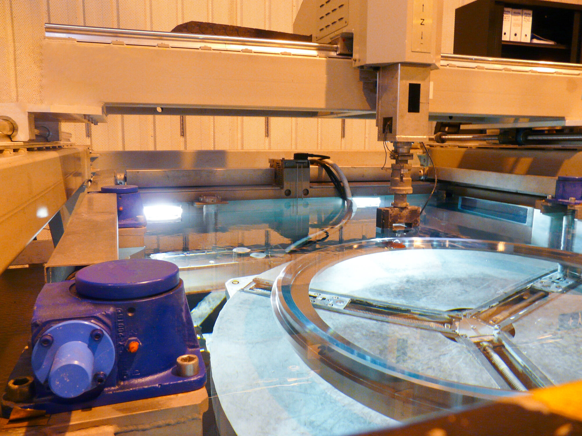 Immersion tank configuration with turntable for revolution parts