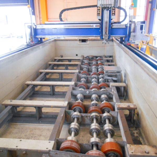 Configuration de cuve avec vireurs pour l'inspection de barres/billettes